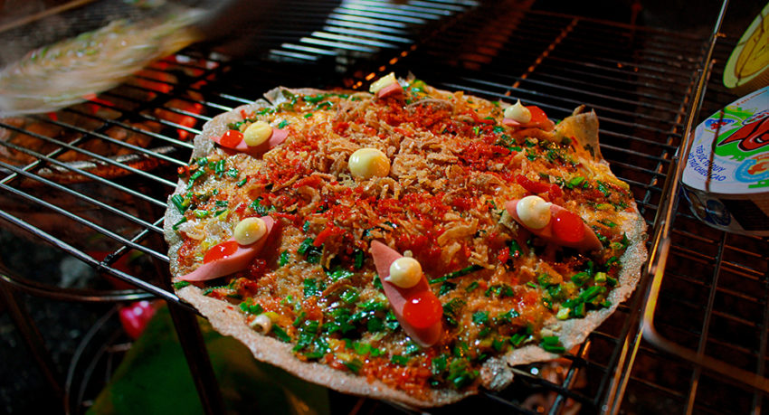 Bánh tráng nướng là món ăn vặt phổ biến tại chợ Đà Lạt