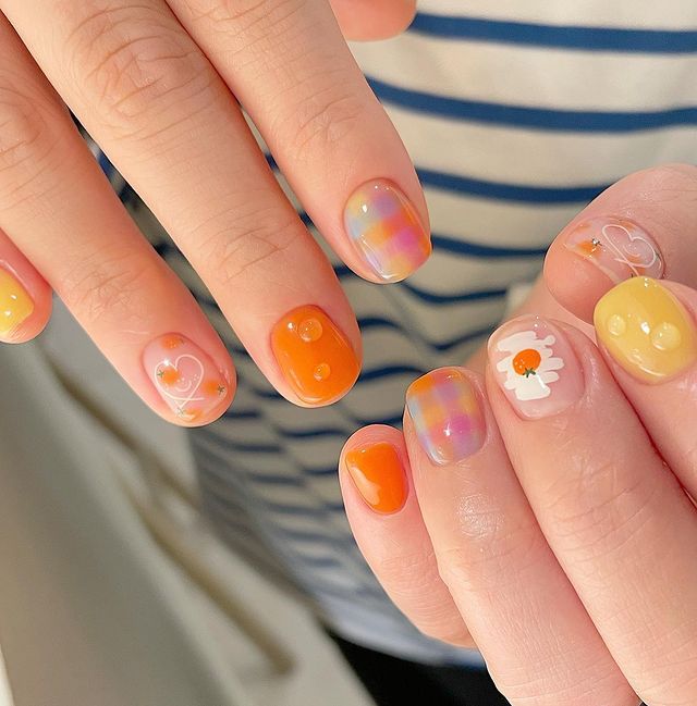 Mẫu nail màu cam luôn đem đến sự trẻ trung 