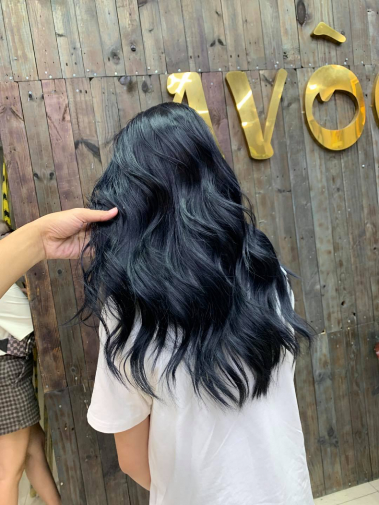 A Vòong Hair Salon nổi tiếng với tóc layer tạo kiểu