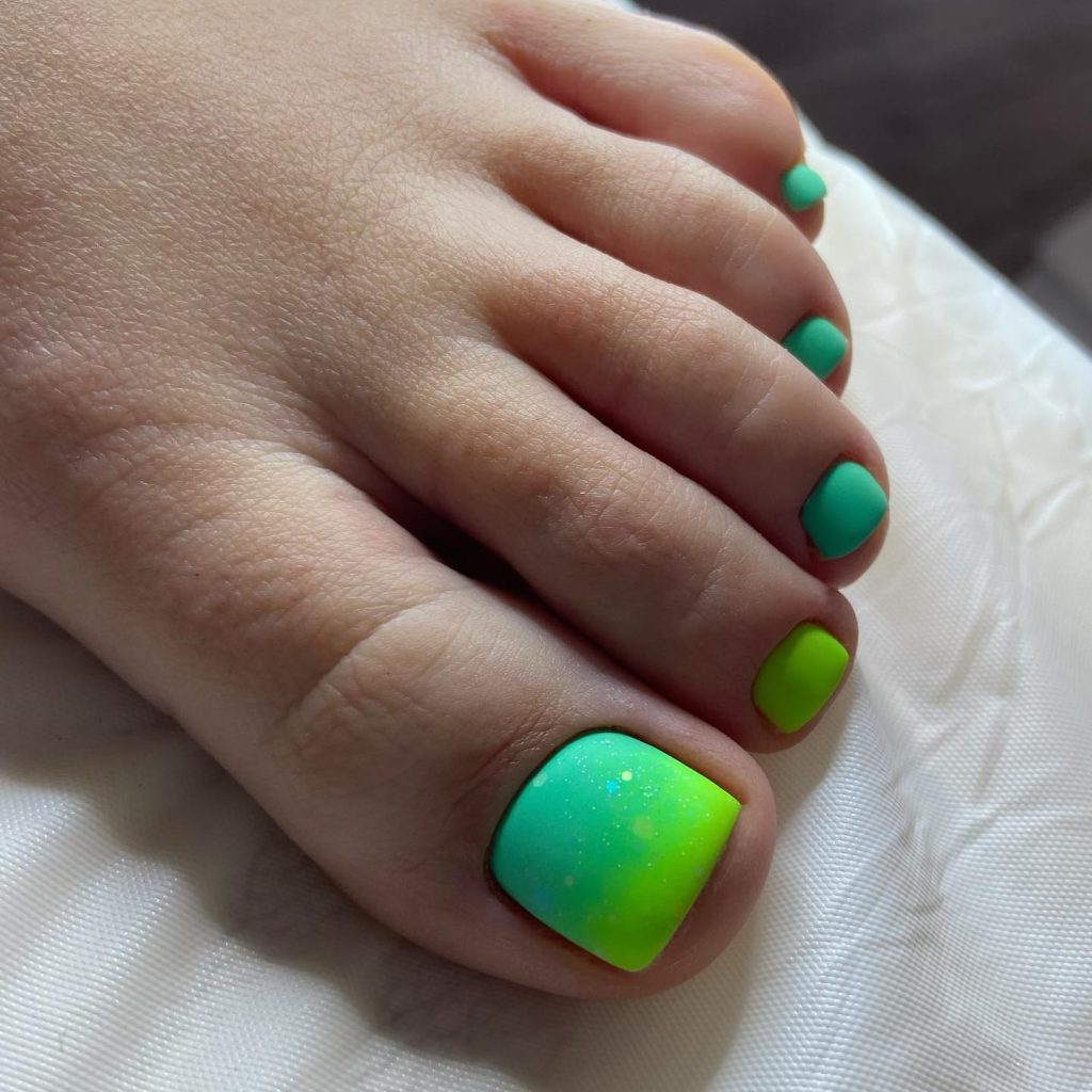 Màu sơn móng chân ombre xanh lá cây
