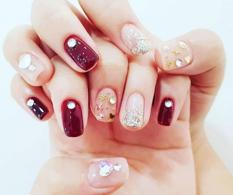 Mẫu nail thêm thắt đá