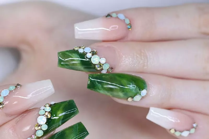 mẫu nail đẹp nhẹ nhàng đính đá 