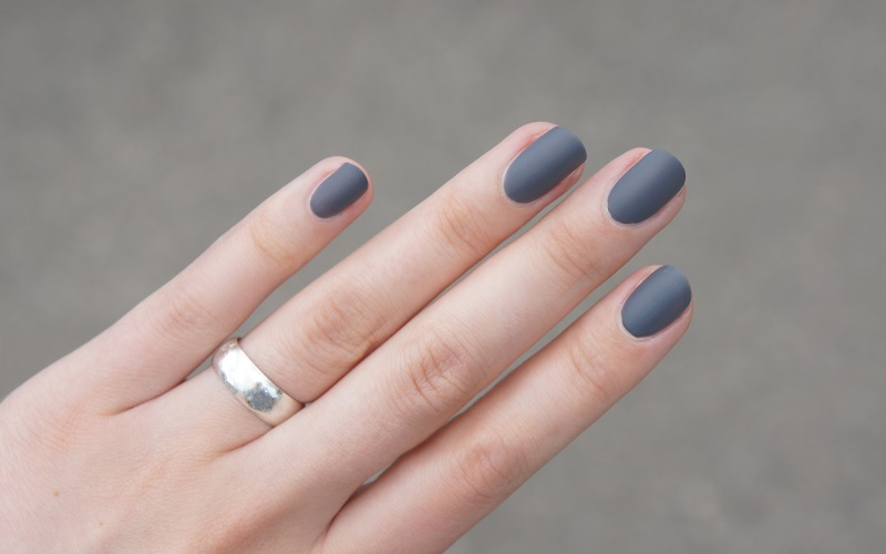 Mẫu nail blue color xám quyến rũ