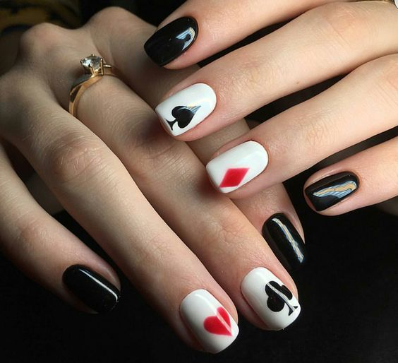 Mẫu nail hình tiết lá bài xích độc đáo