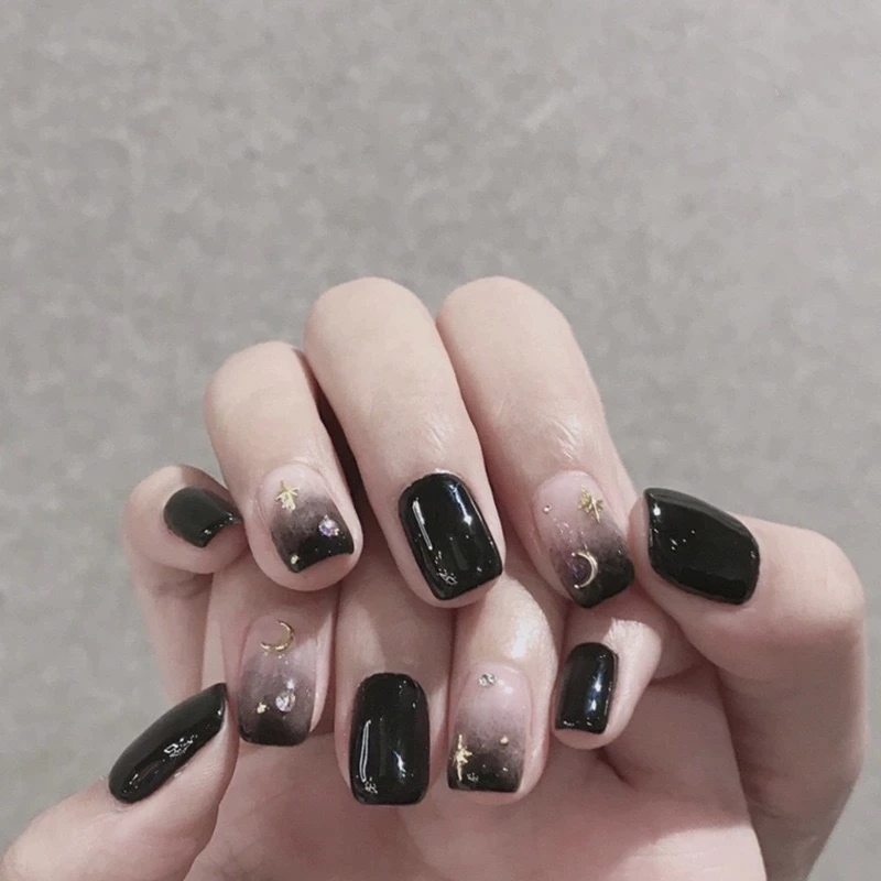 Mẫu nail móng tay màu đen 