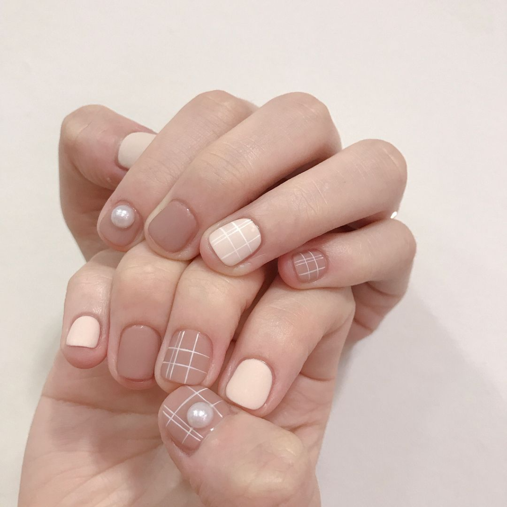 Mẫu nail màu nude đính đá