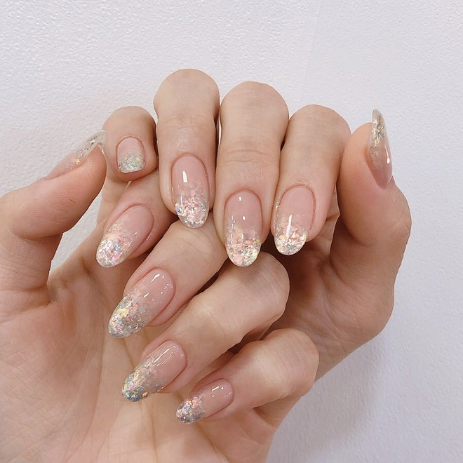 Móng tay viền kim tuyến