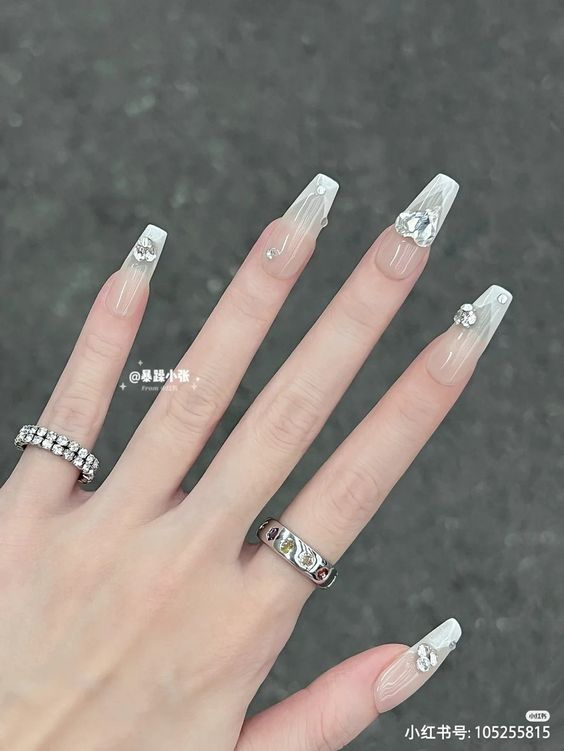 Nail trắng trong suốt