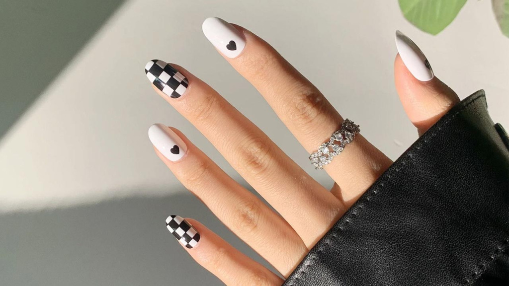 các mẫu nail họa tiết caro 