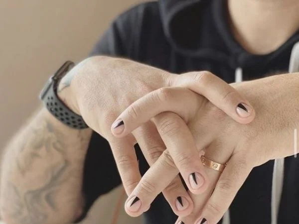 Móng tay vẽ ký hiệu, chữ cái và logo