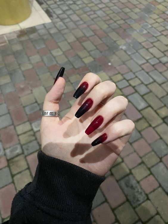 Nail màu đỏ rượu