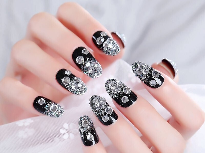 Các mẫu nail gắn đá sang trọng 