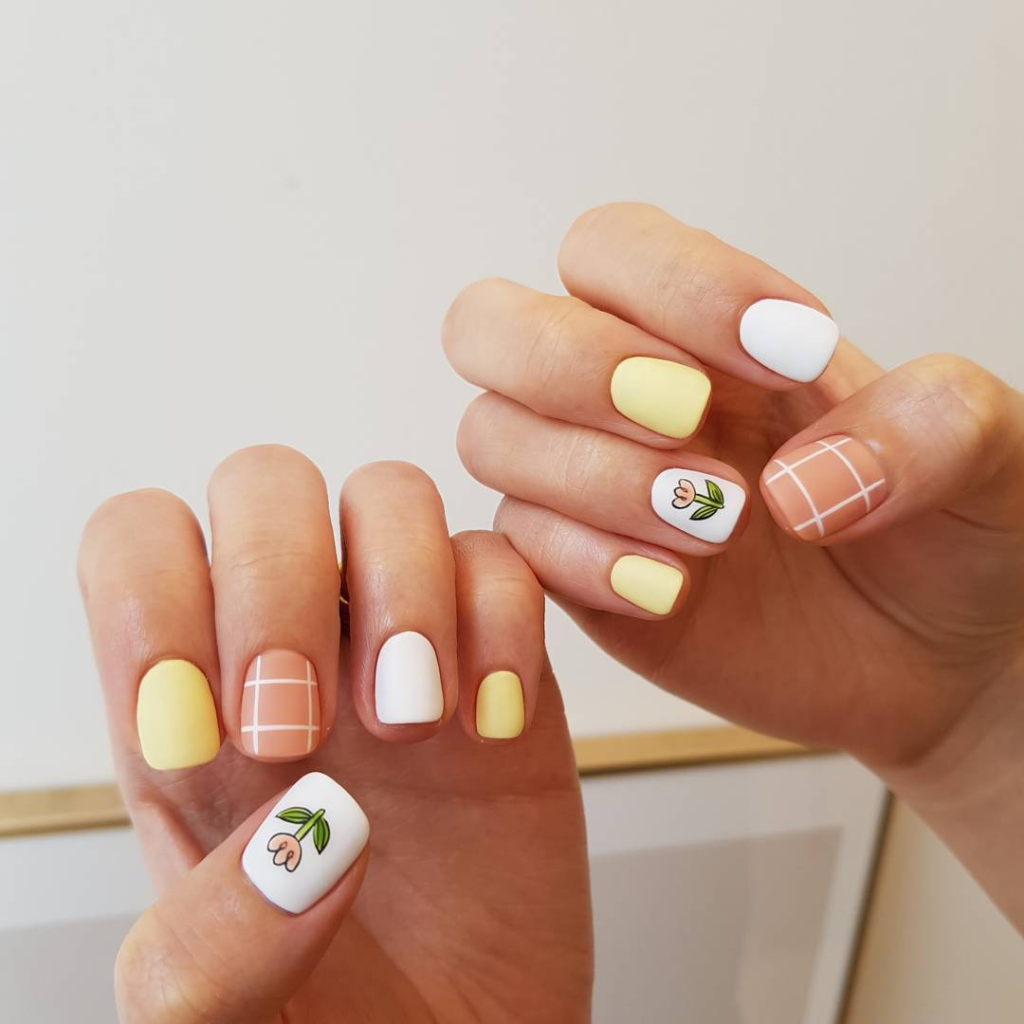 Mẫu nail hoa nhí xinh xắn