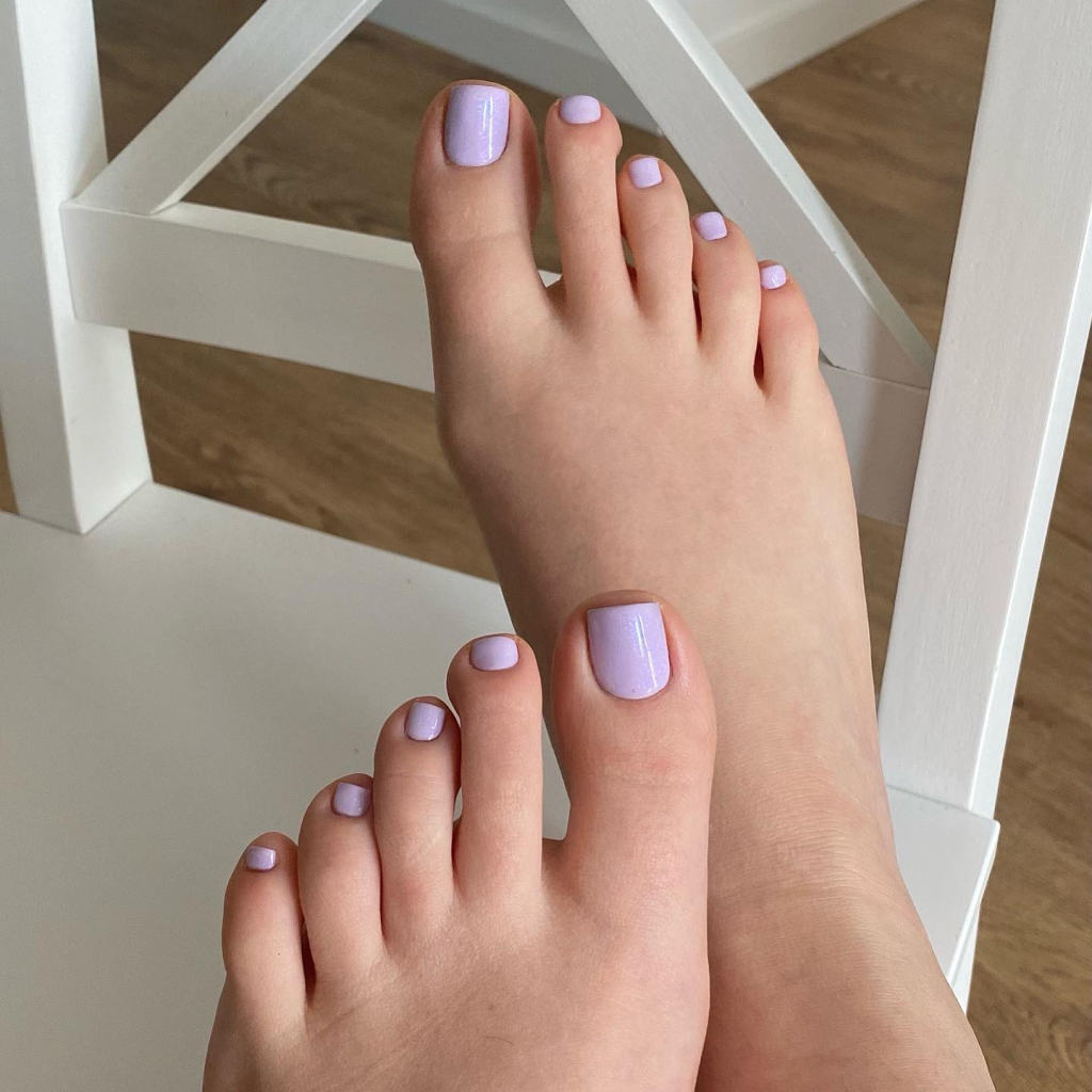 Mẫu móng chân màu tím đơn giản