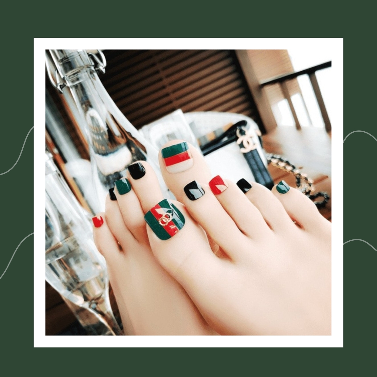 Nail xanh rêu mix họa tiết Gucci