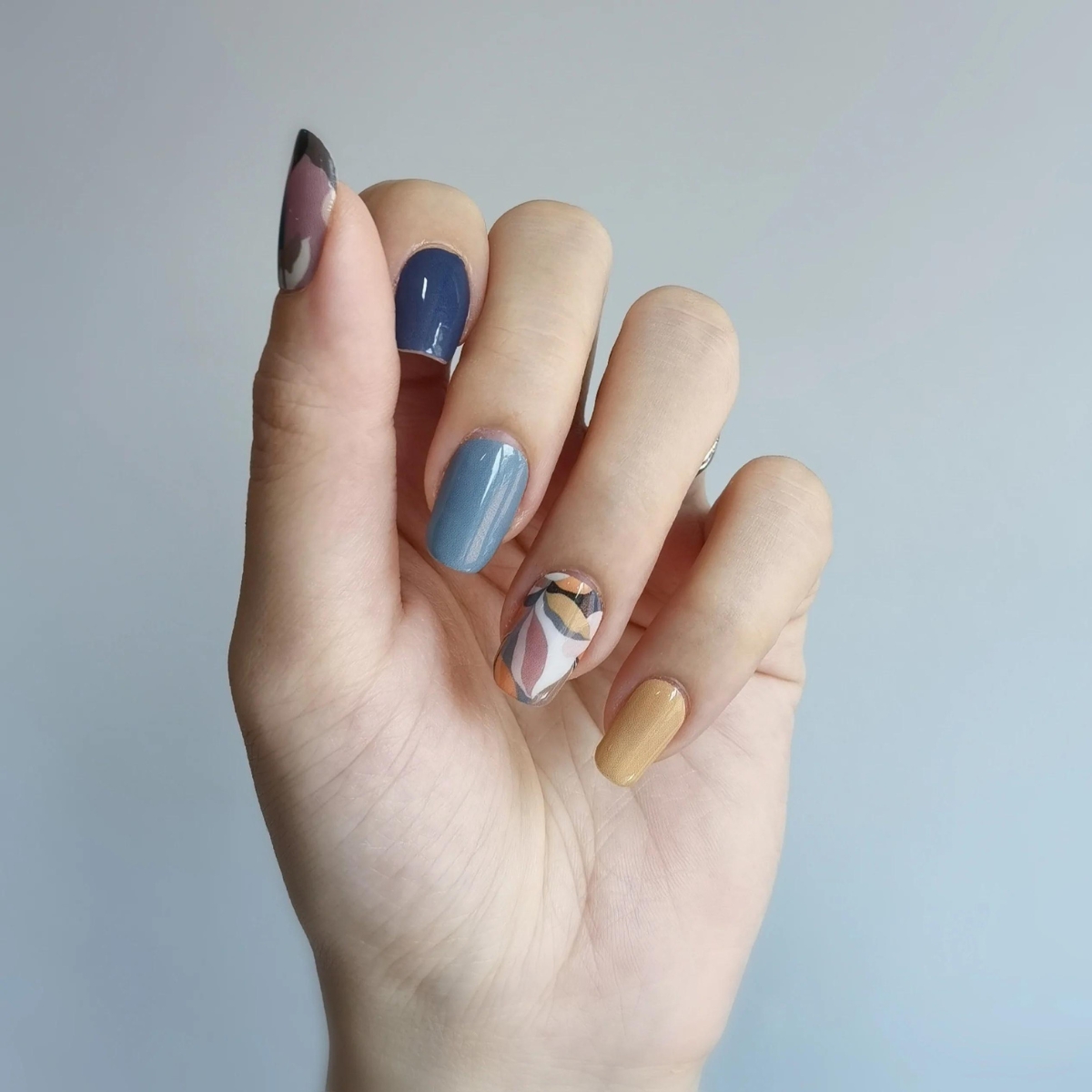 Mẫu nail tết xanh dương phối vàng