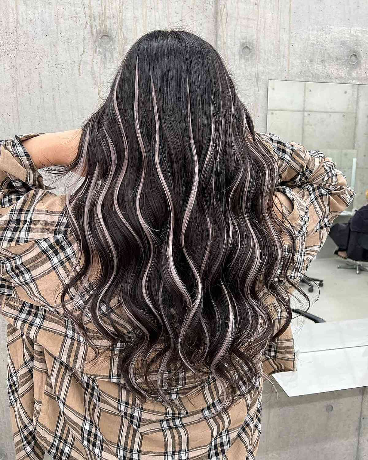 Tóc highlight white bên trên nền tóc đen