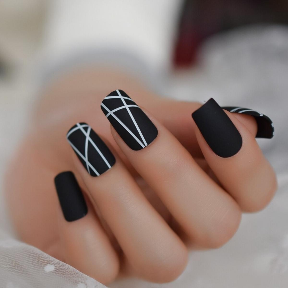 Mẫu nail màu đen sang chảnh, hiện đại 