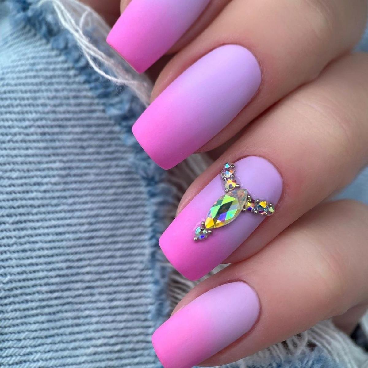 带有梦幻紫色宝石的指甲