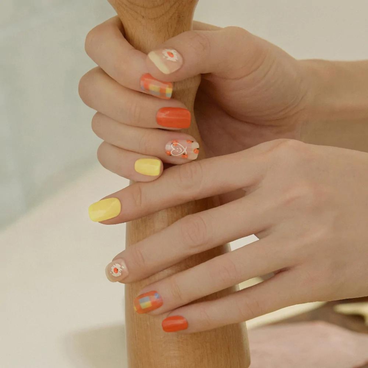 Mẫu nail tết vàng cam