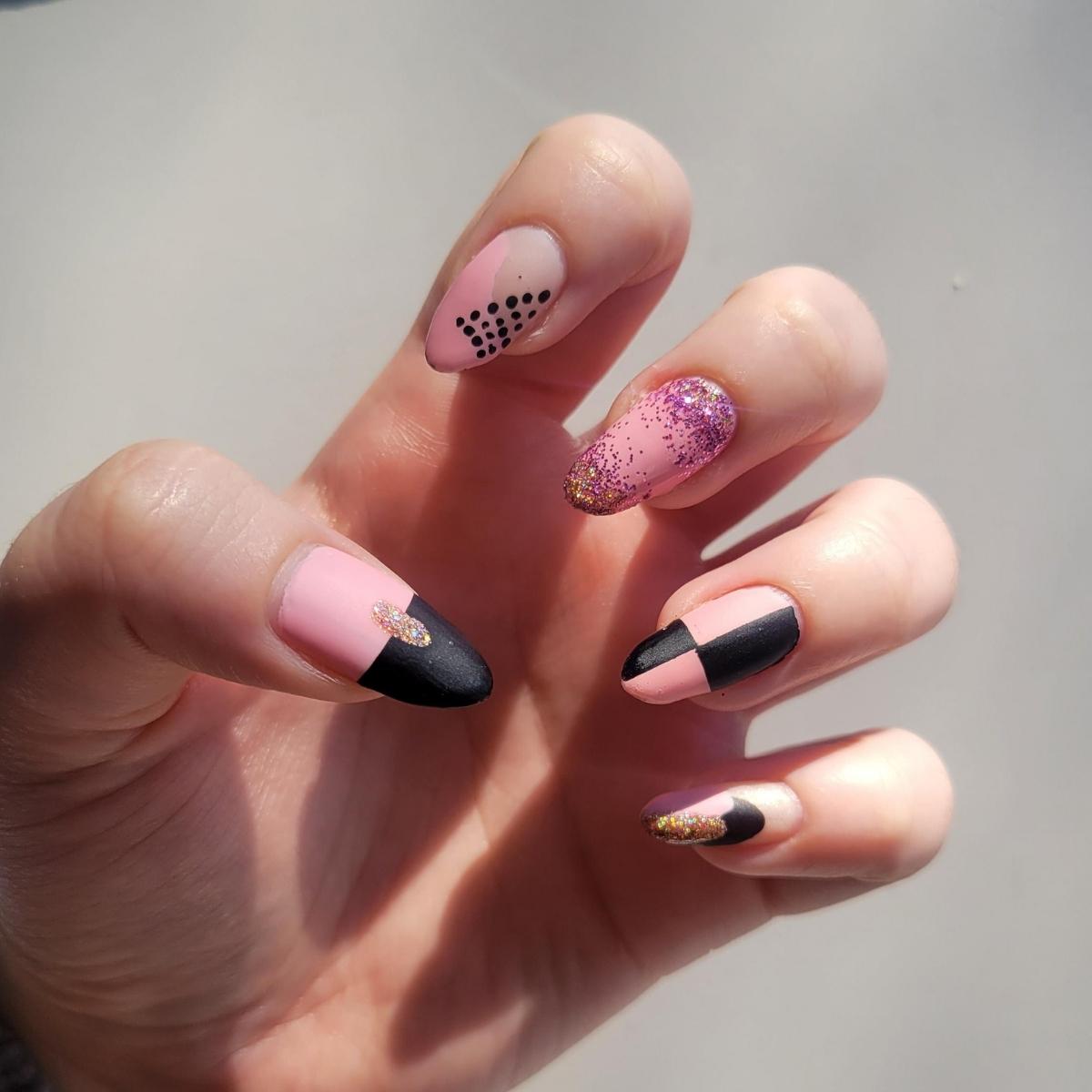 Nail họa tiết chấm bi và kẻ caro 