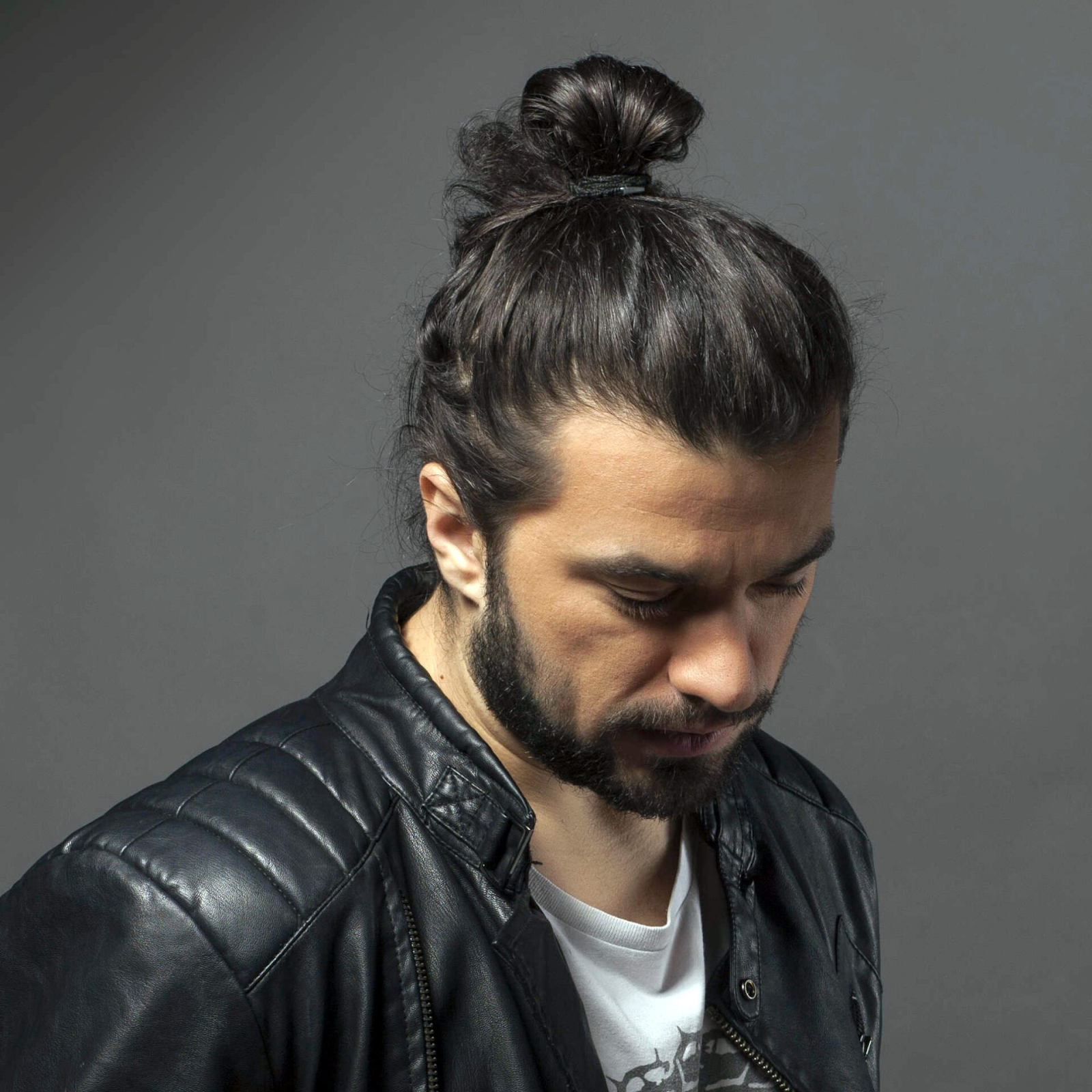 Kiểu tóc nam Man Bun and Beard cuốn hút 