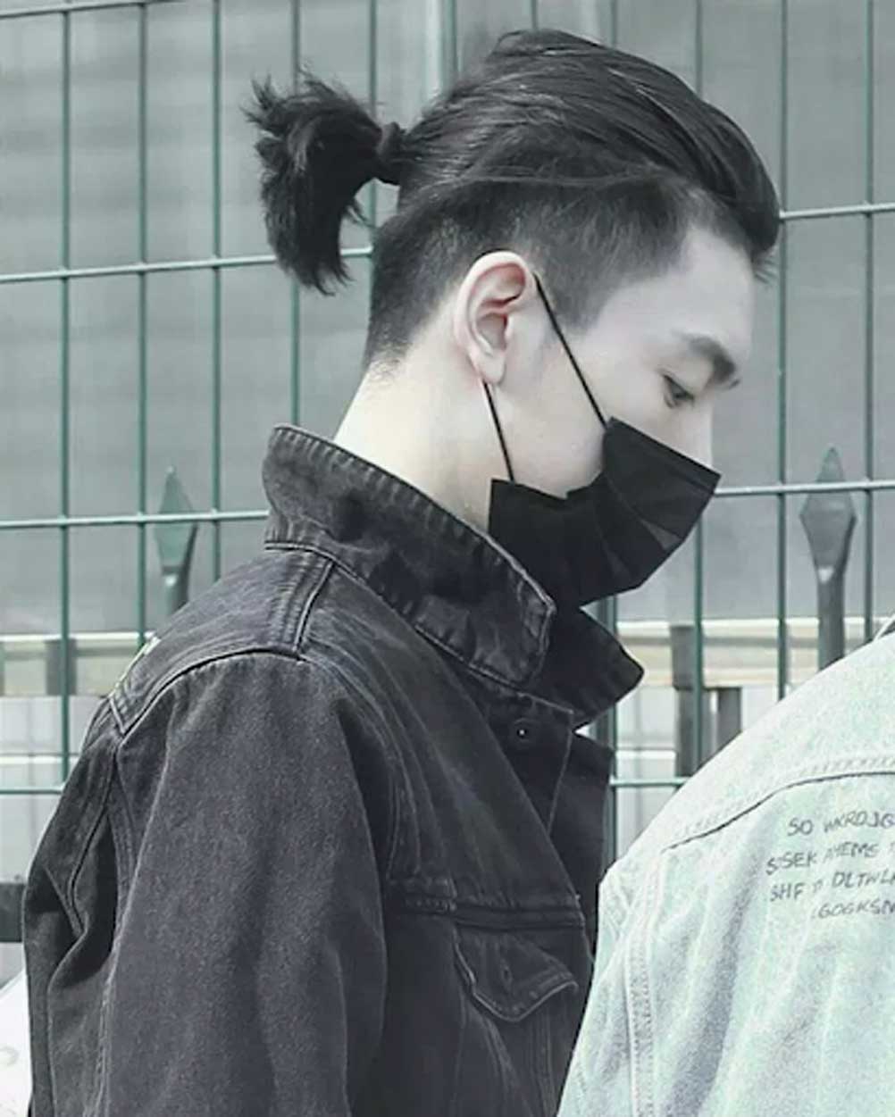 Kiểu tóc đuôi gà ngắn ngủi và outfit tông đen sì nam tính mạnh mẽ
