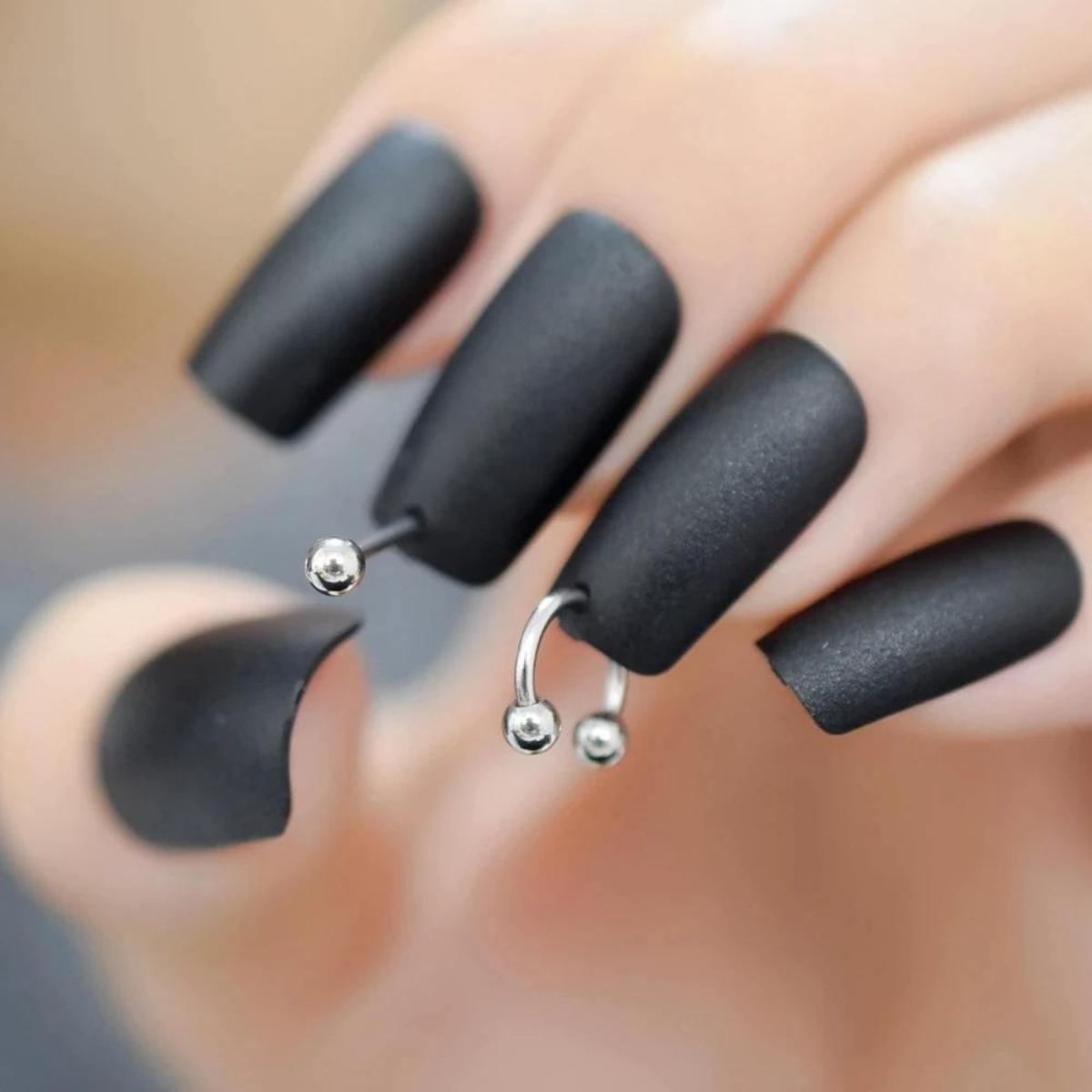 Nail black color gắn sắt kẽm kim loại nói riêng cho tới cô bé ưa phá huỷ cơ hội 