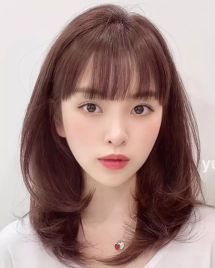 Tóc ngang vai uốn chữ C