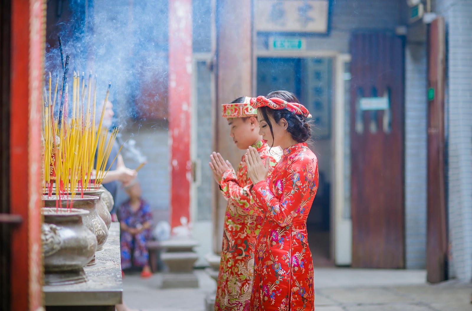 Những bộ ảnh cưới được chụp ở chùa bà Thiên Hậu mang cảm giác tĩnh lặng giữa Sài Gòn tấp nập
