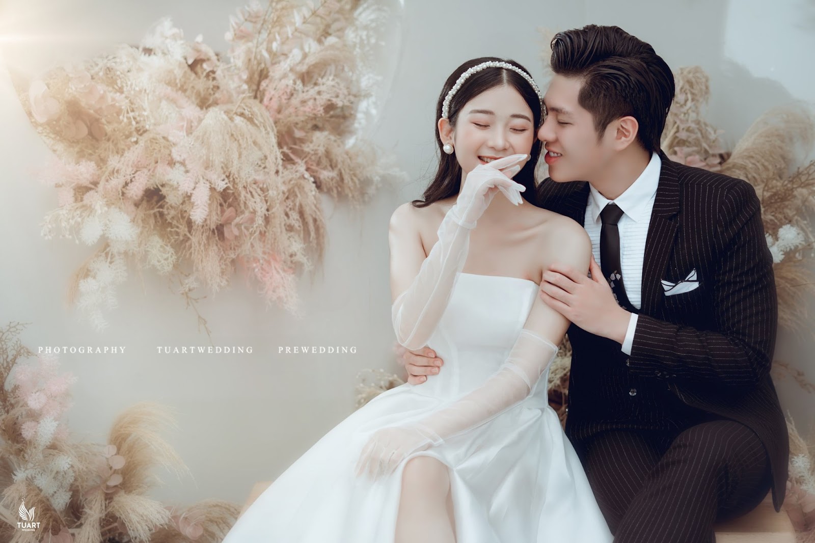 Nhẹ nhàng, thanh lịch nhưng cũng không kém phần độc đáo là phong cách ảnh cưới của TuArt Wedding 