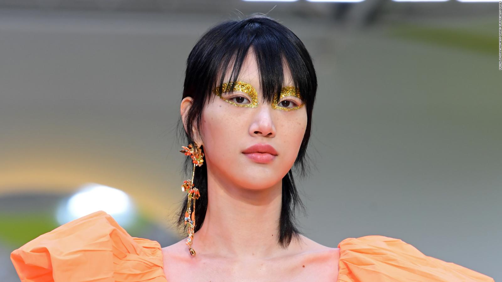 Vầng trán cao được che chuồn vị loại tóc mullet layer