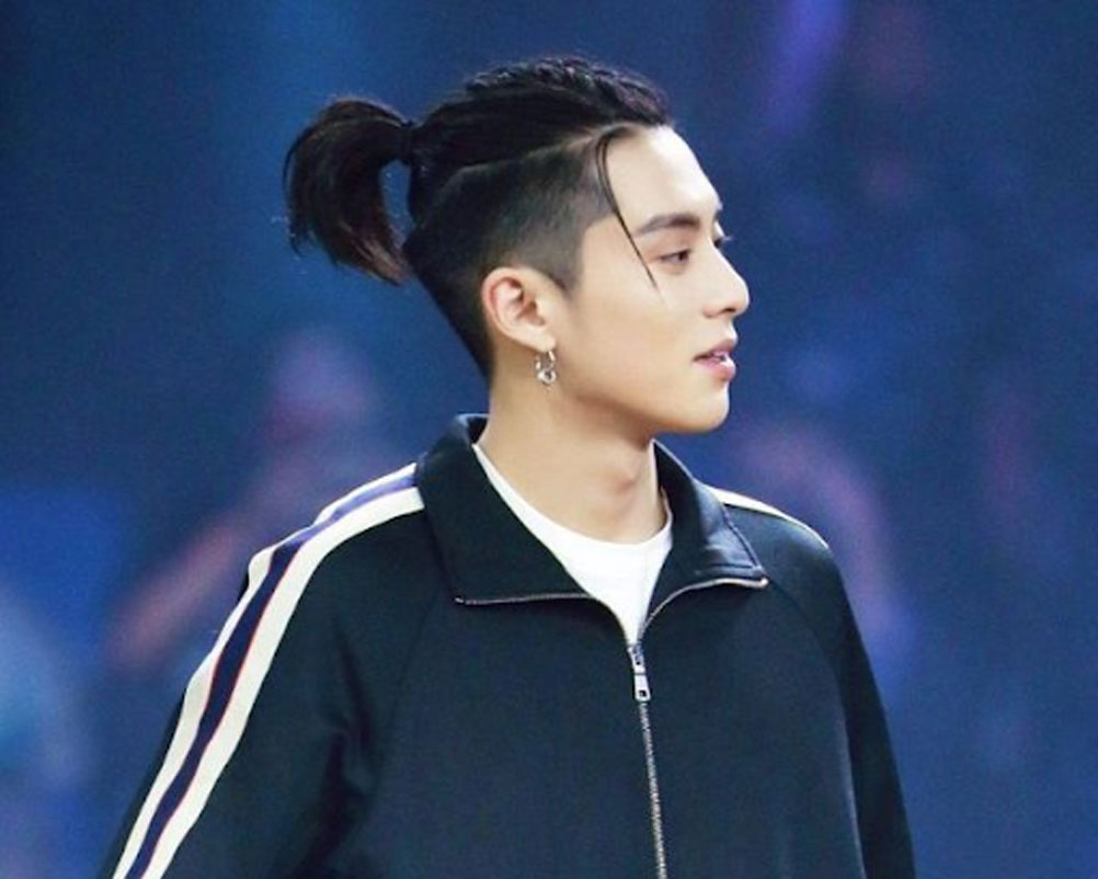 Tóc Man Bun đậm màu cool ngầu, lộ rõ rệt khía cạnh của khuôn mặt