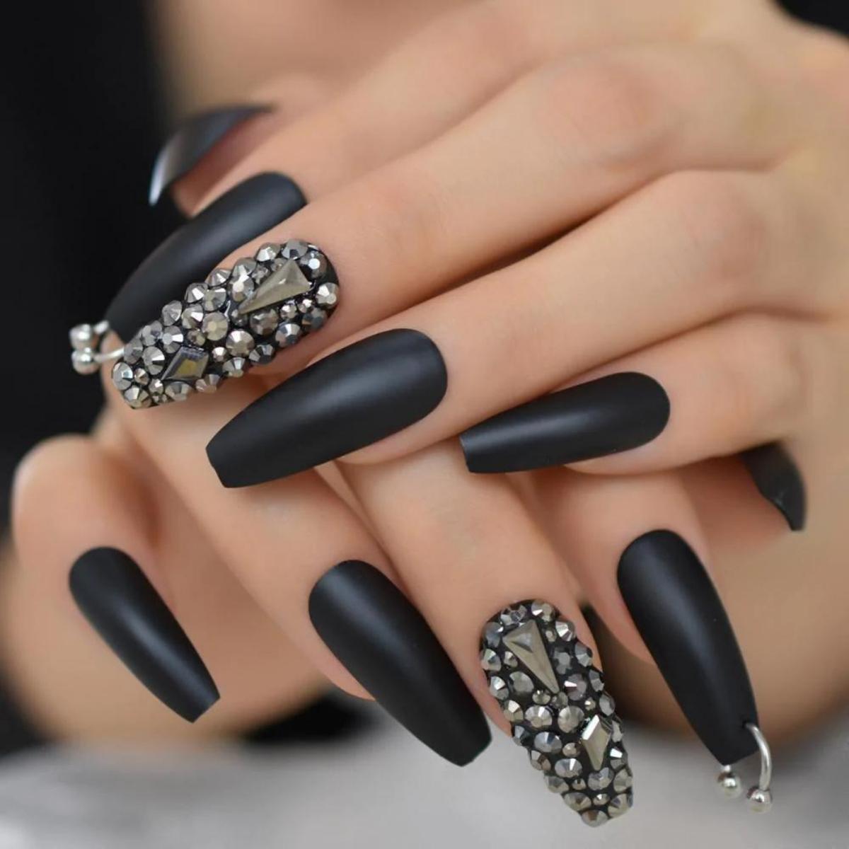 Nail black color đính kèm đá giành cho cô bé mạnh mẽ