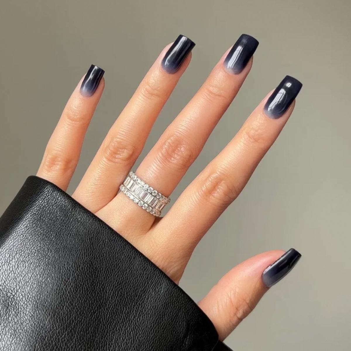 Mẫu nail black color đơn giản