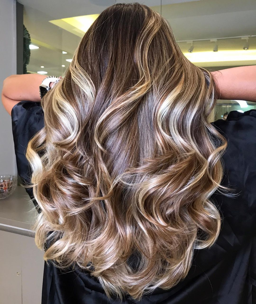 Tóc xoăn bồng bềnh với color highlight vàng đồng