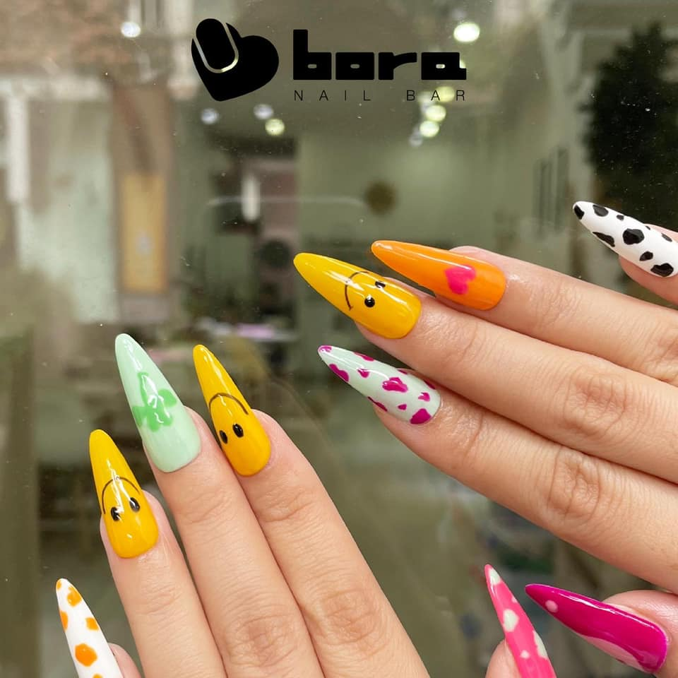 Mẫu nail của BORA Nail Bar thường rất tươi trẻ, đầy màu sắc với các mẫu vẽ cực kỳ tỉ mỉ, chi tiết, phù hợp với các bạn gái hiện nay