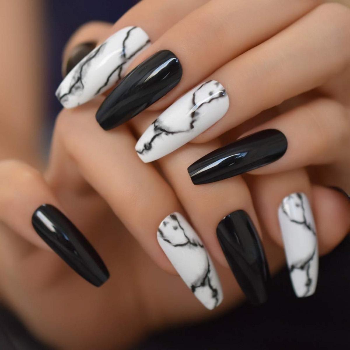 Mẫu nail đen ngòm loang 