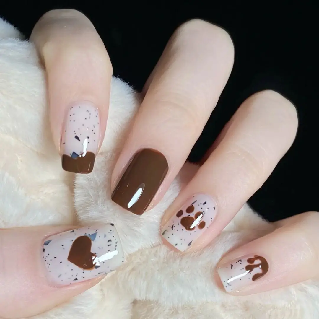 Nail màu nâu socola sữa đậm kết hợp họa tiết bắt mắt