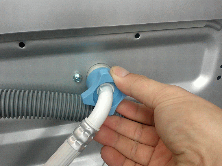 Cách lau chùi và vệ sinh máy giặt và tự động thay cho ống xả máy bên trên nhà