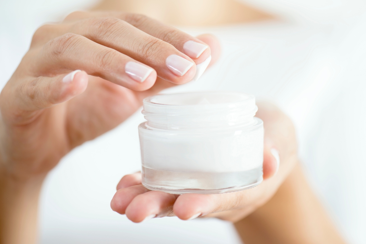 Chọn kem dưỡng ẩm cho da mụn nên ưu tiên kết cấu kem lotion 