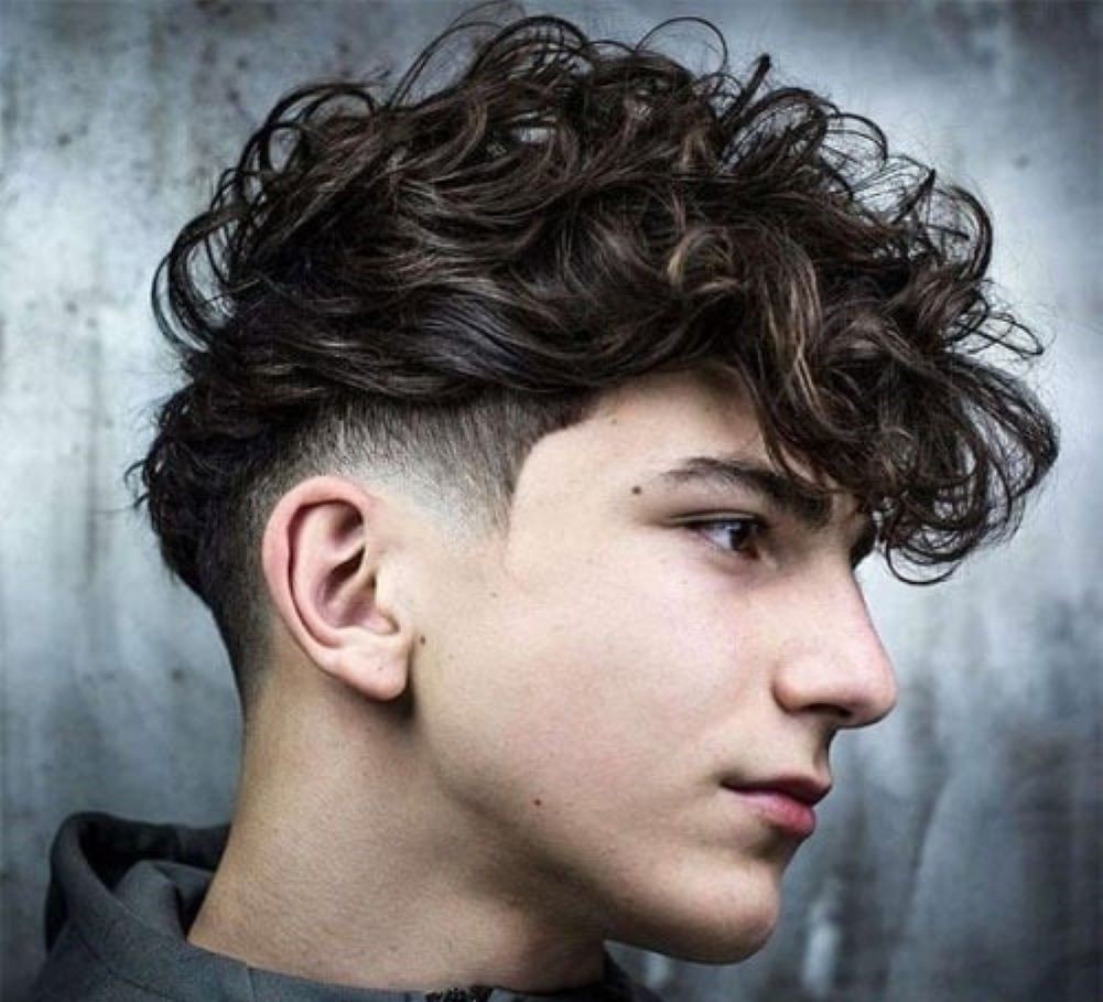 Sự kết hợp độc đáo giữa mohican chéo để gáy và mohican uốn xoăn