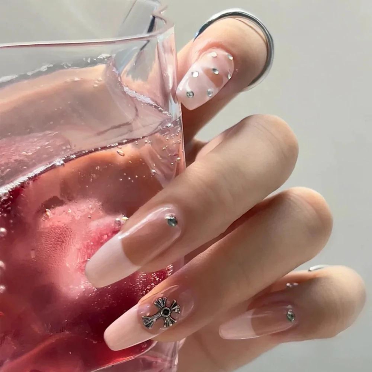 Nail hồng đính đá cá tính