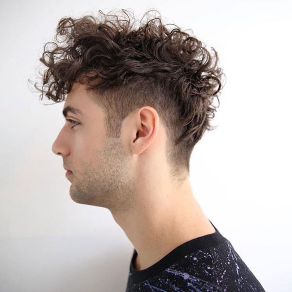 Mohican chéo uốn xoăn