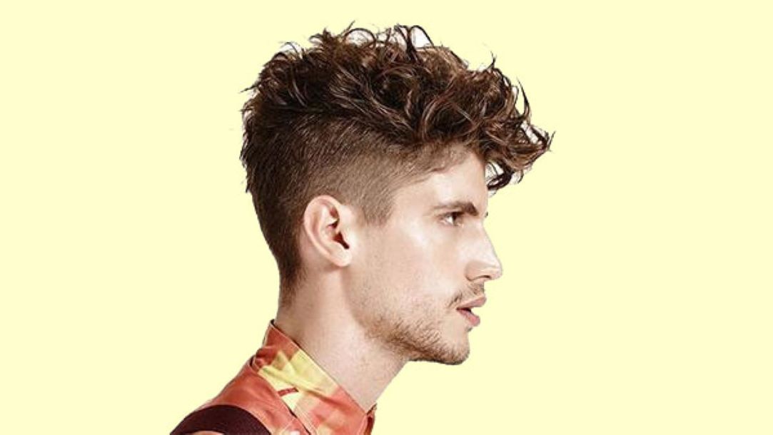Mái tóc trở nên bồng bềnh hơn hẳn với kiểu mohican uốn xoăn