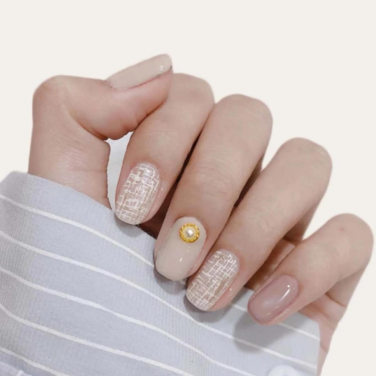 Nail color nude phổ cập 