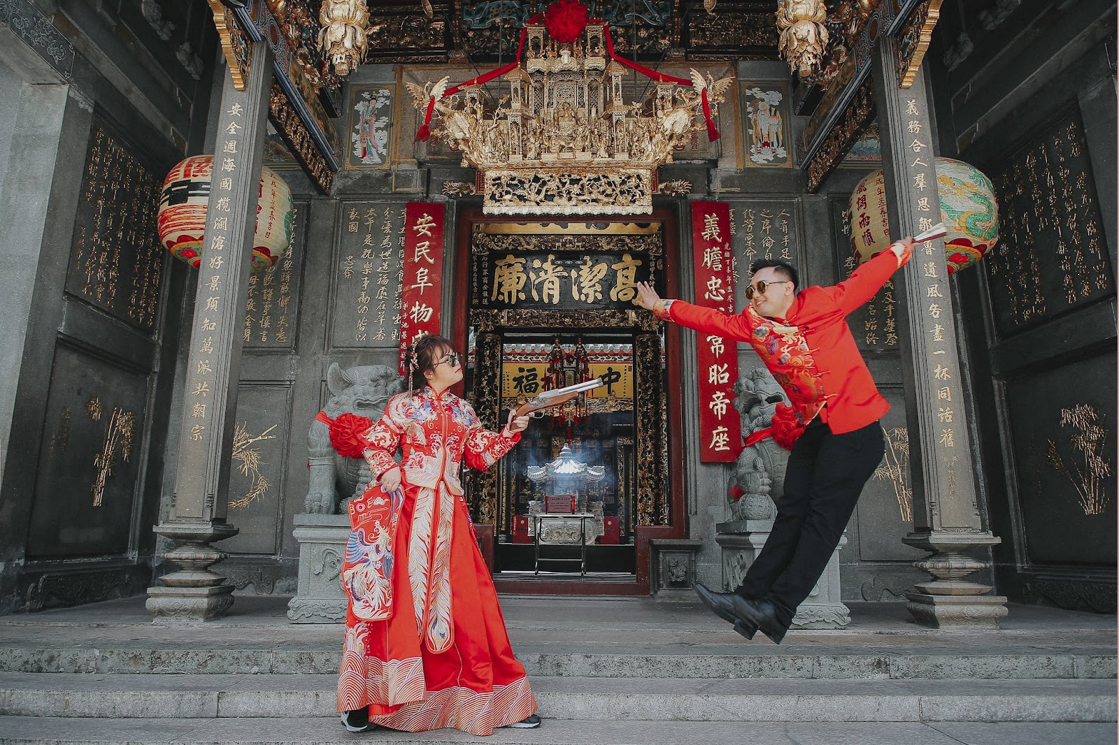 Trang phục cưới cổ điển rất phù hợp cho khung cảnh ở chùa bà Thiên Hậu 