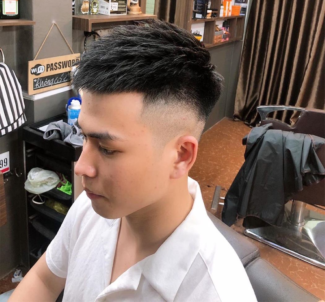 Tóc giữ được độ bồng bềnh với kiểu tóc mohican chéo không vuốt