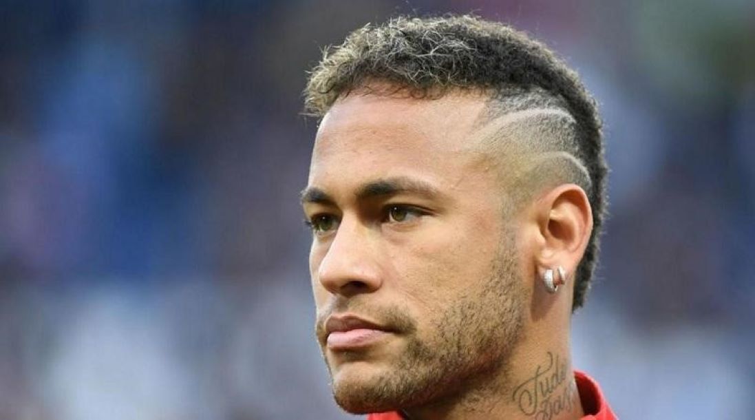 Neymar cũng là một trong những tín đồ của tóc mohican chéo