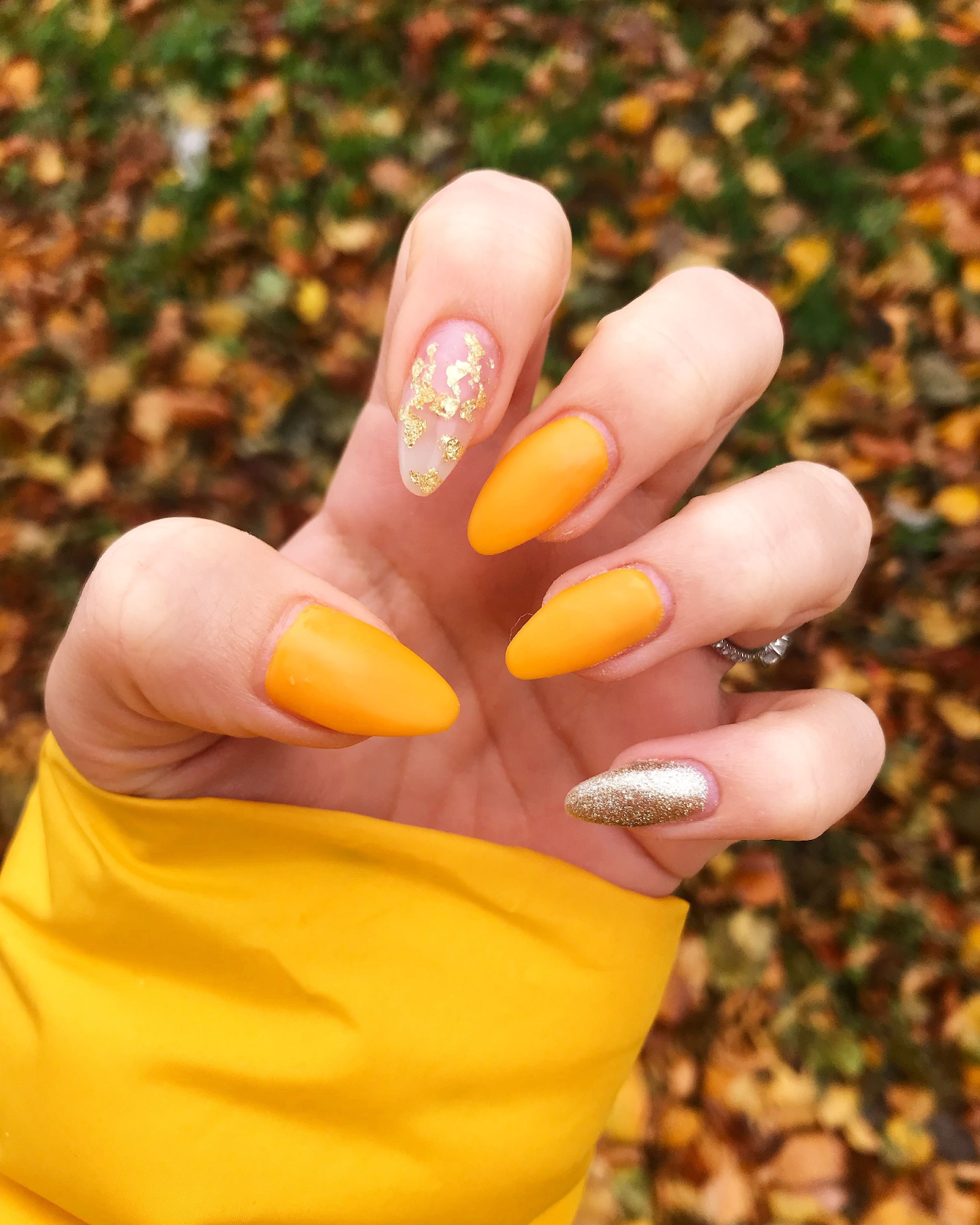 Màu nail gold tôn da 